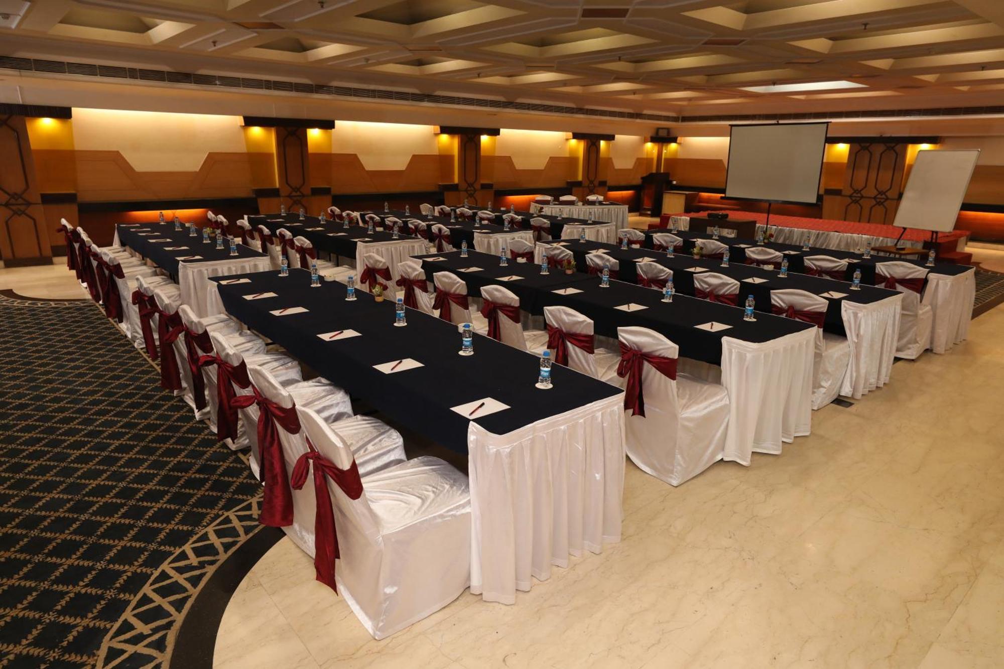 Hotel The Piccadily Lucknow Exterior foto