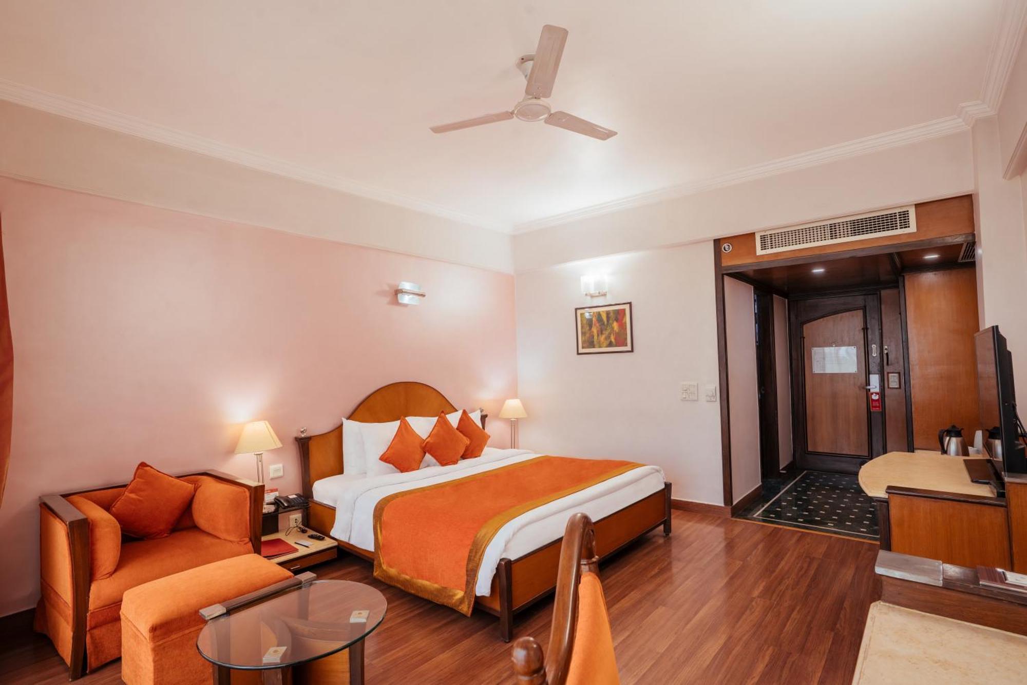 Hotel The Piccadily Lucknow Exterior foto